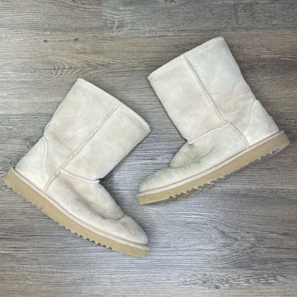 UGG Women’s Classic Short II Sheepskin Boot, size 8